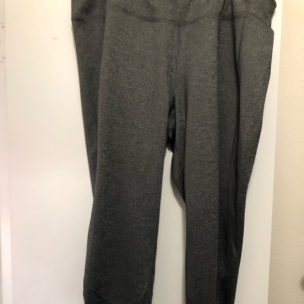 Gray cropped athletic leggings
